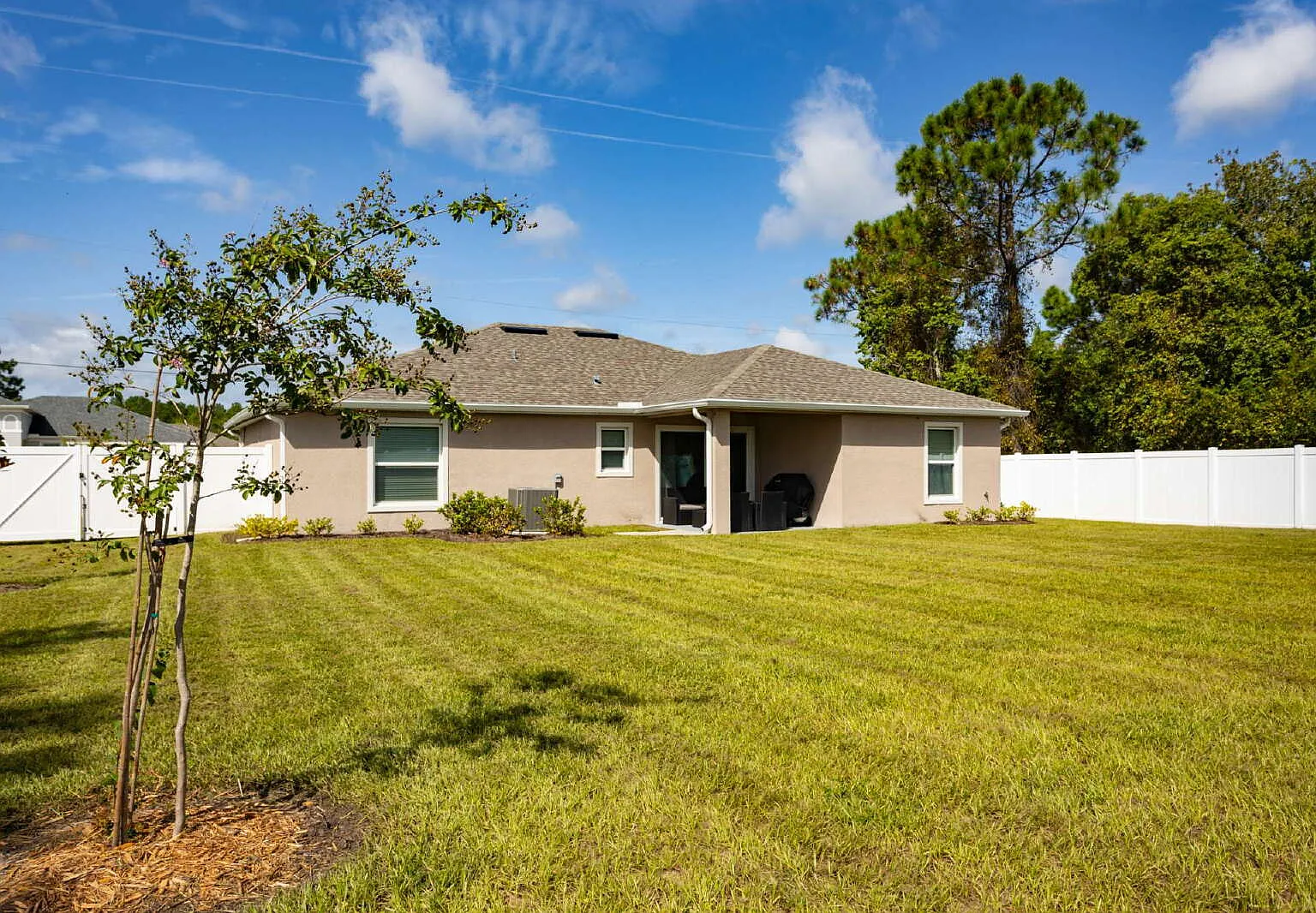 4 bed, 2.0 bath, 1652 sqft, $2,400 — Photo 3