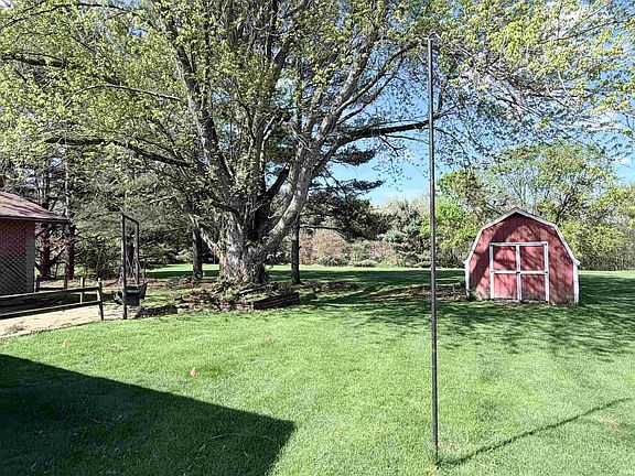 4th image of 62187 Pine Rd