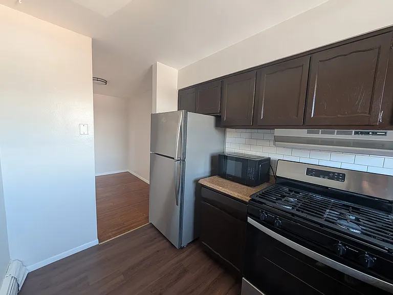 450 Lincoln Ave #C2 — Photo 2