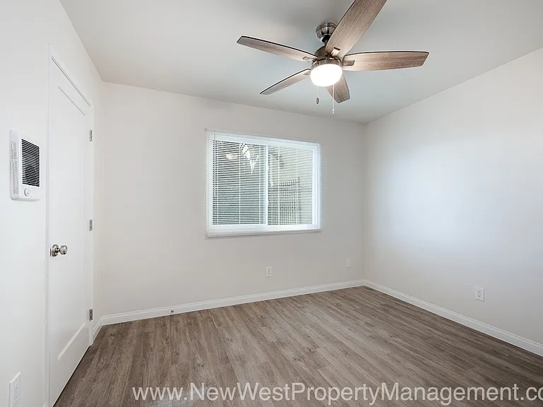557 22nd St — Photo 14