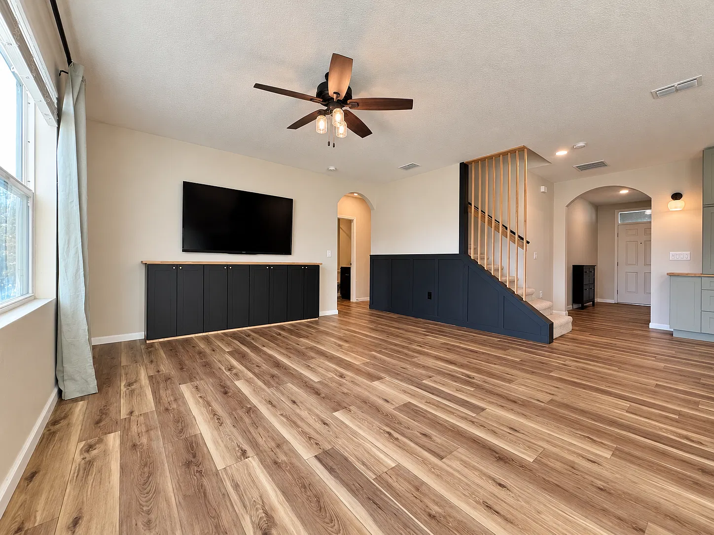 5 bed, 2674 sqft, $3,100 — Photo 2