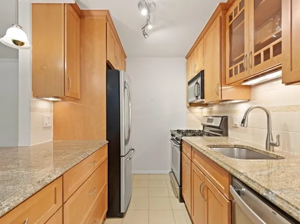 9 Hawthorne Pl APT 2J, Boston, MA 02114