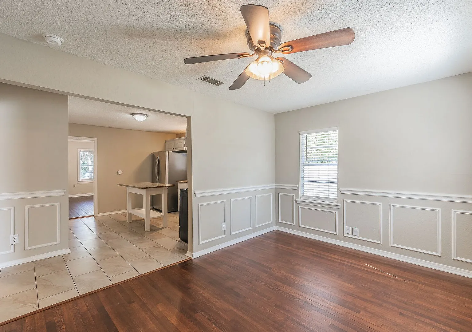 Charming 3 Bedroom 1 Bath in Ridglea Area! — Photo 2
