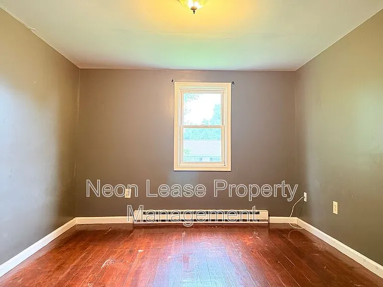 409 N Church St #B — Photo 7