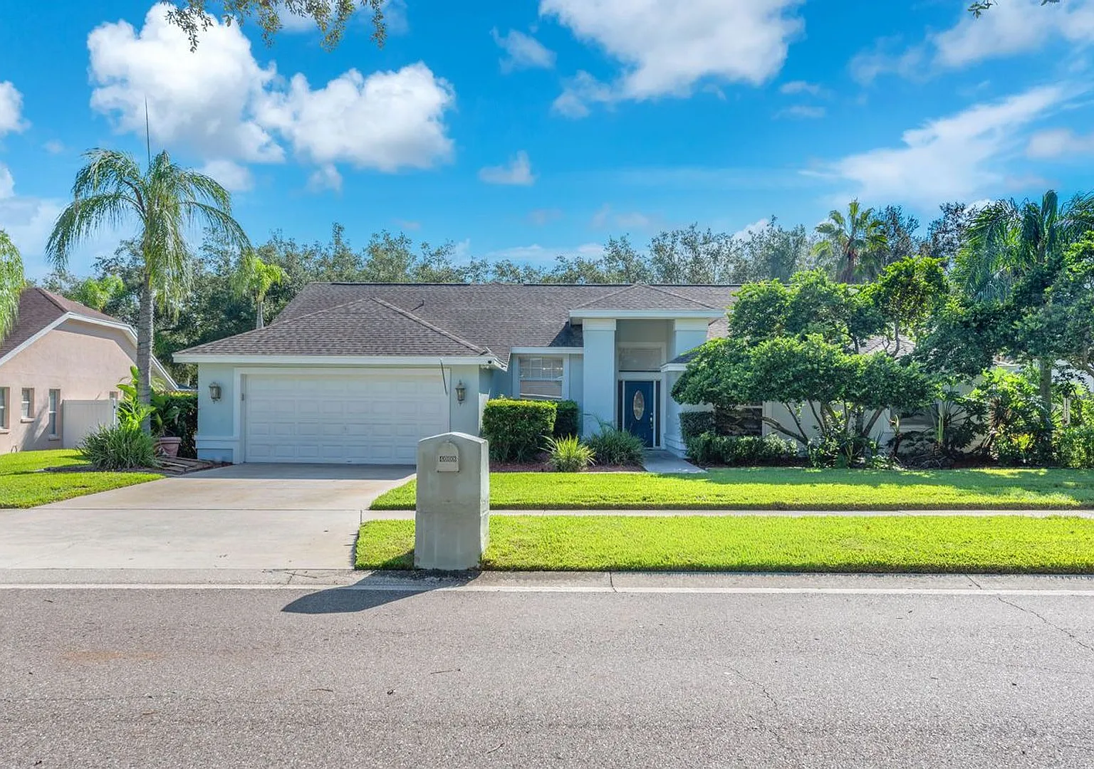 4 Bedroom 2 Bathroom Pool Home — Photo 1