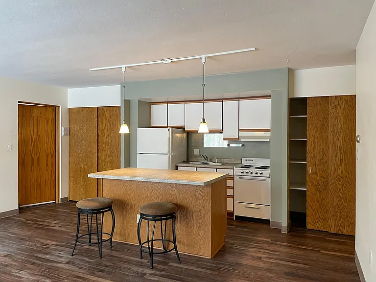 405 10th Ave N #104 — Photo 5