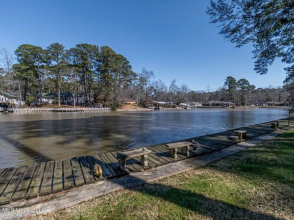 3rd image of 402 Glen Cove Rd