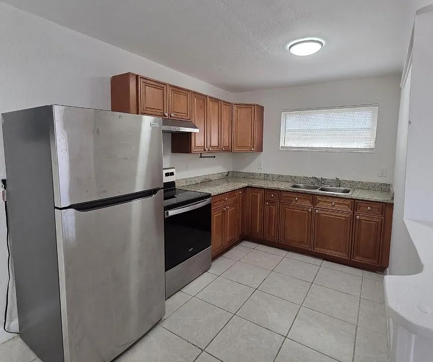 2127 NW 7th St