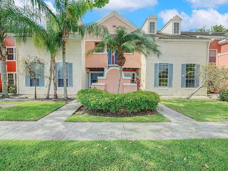 1385 Crystal Way #M — Photo 1