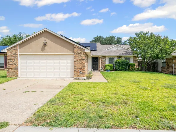 2121 Newbury Dr, Arlington, TX 76014