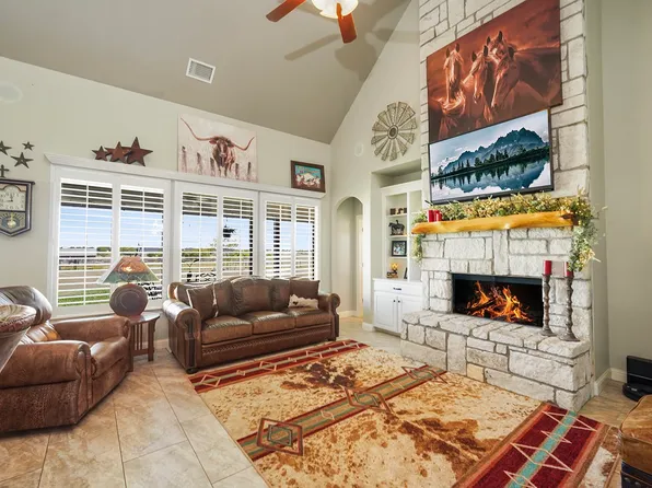 6124 High Meadows Dr, Krum, TX 76249