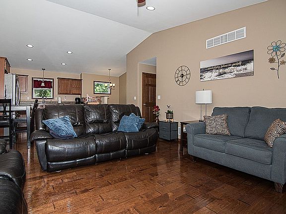 4th image of 25 Oak Grove Dr