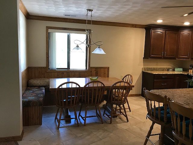 Built-in eating area 