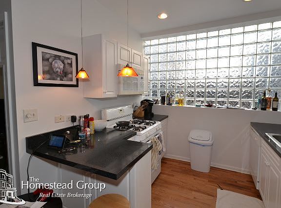 3rd image of 1116 N Hermitage Ave #One