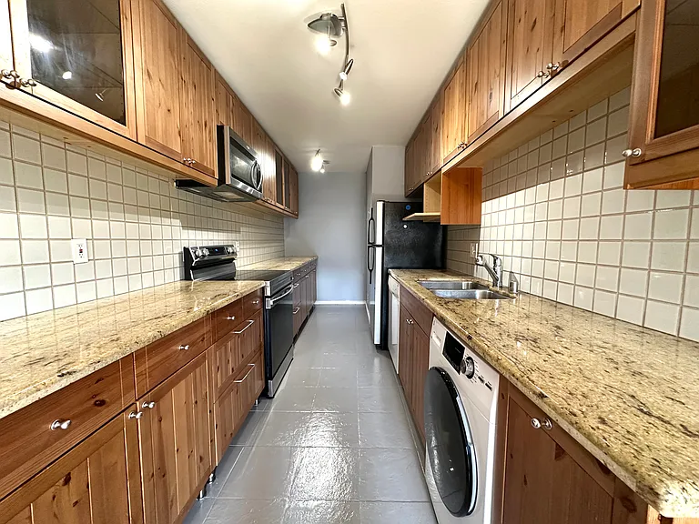 700 Westmount Dr #202 — Photo 4