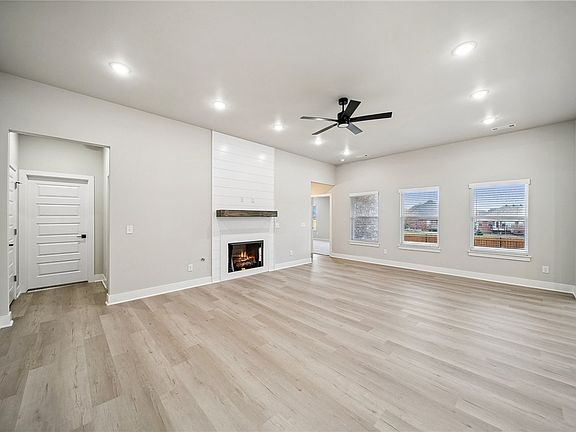 4th image of 3811 SW Pecan Cir