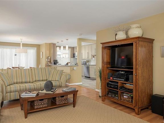 5th image of 32 Bernhardt Dr APT 9