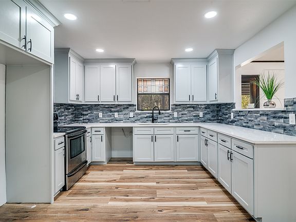 5th image of 1502 Knob Hill Dr