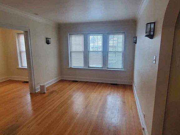 3rd image of 6024 N Navarre Ave APT 1B