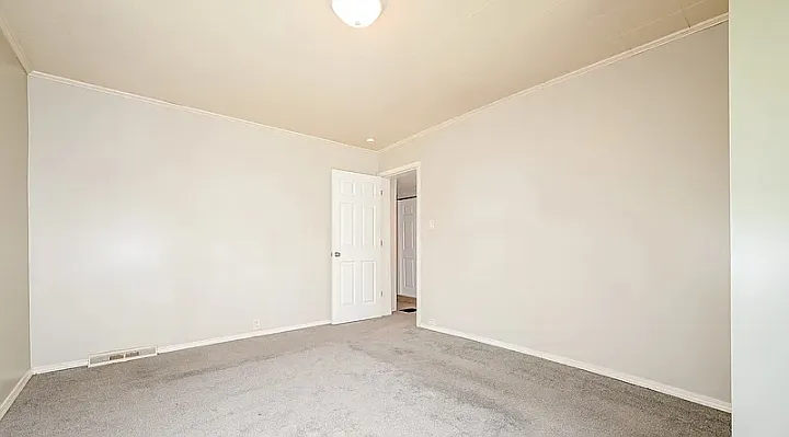 Ridge Ave — Photo 2