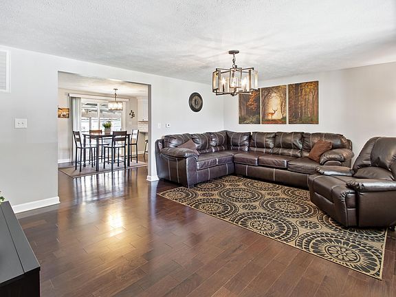 4th image of 33 Oakwood Dr