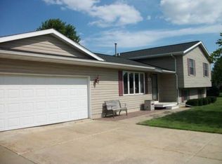 240 S Mentzer Rd, Robins, IA 52328