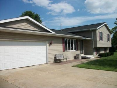 240 S Mentzer Rd, Robins, IA, 52328