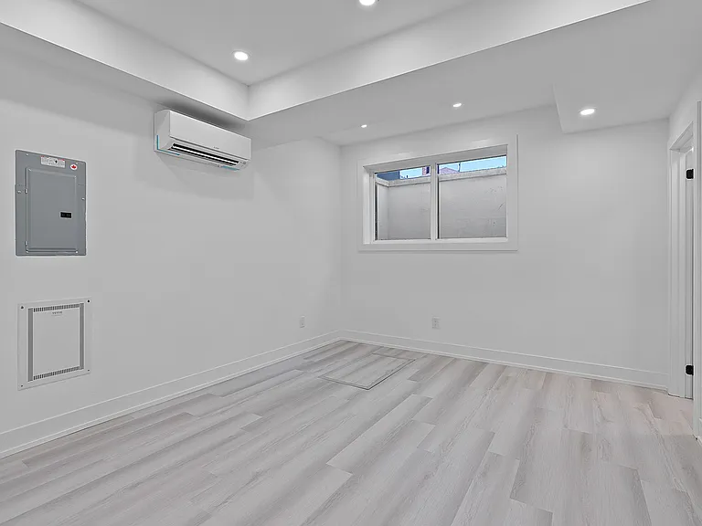 587 Oakwood Ave — Photo 17