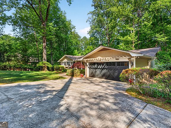 2nd image of 2070 Clay Dr