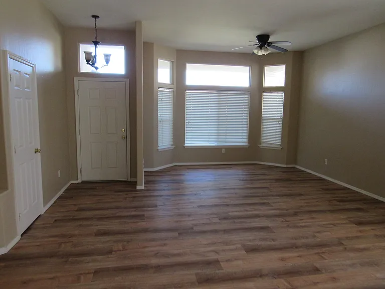 260 Dahlia St — Photo 3