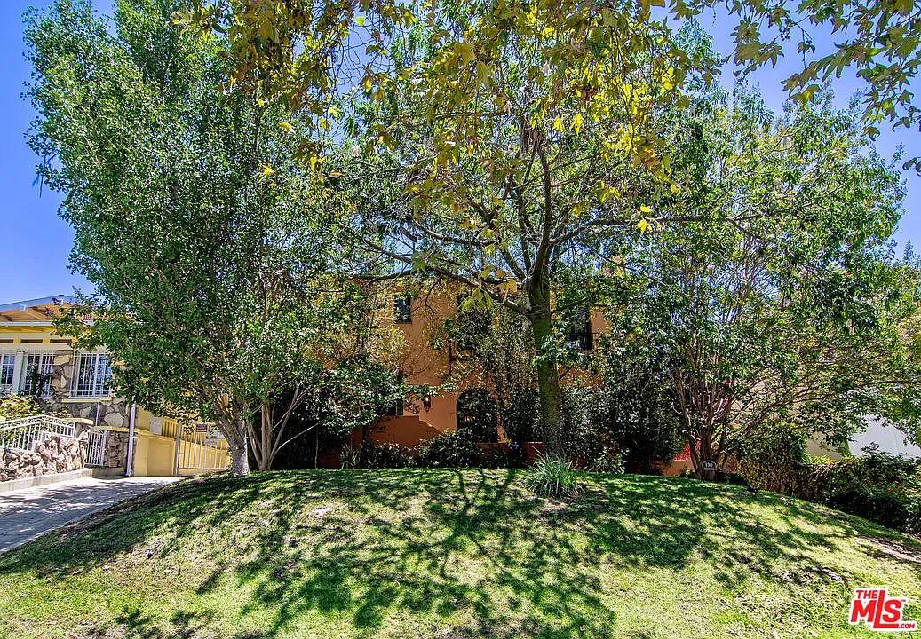 4 bed, 3.0 bath, 3103 sqft, $8,900 — Photo 2