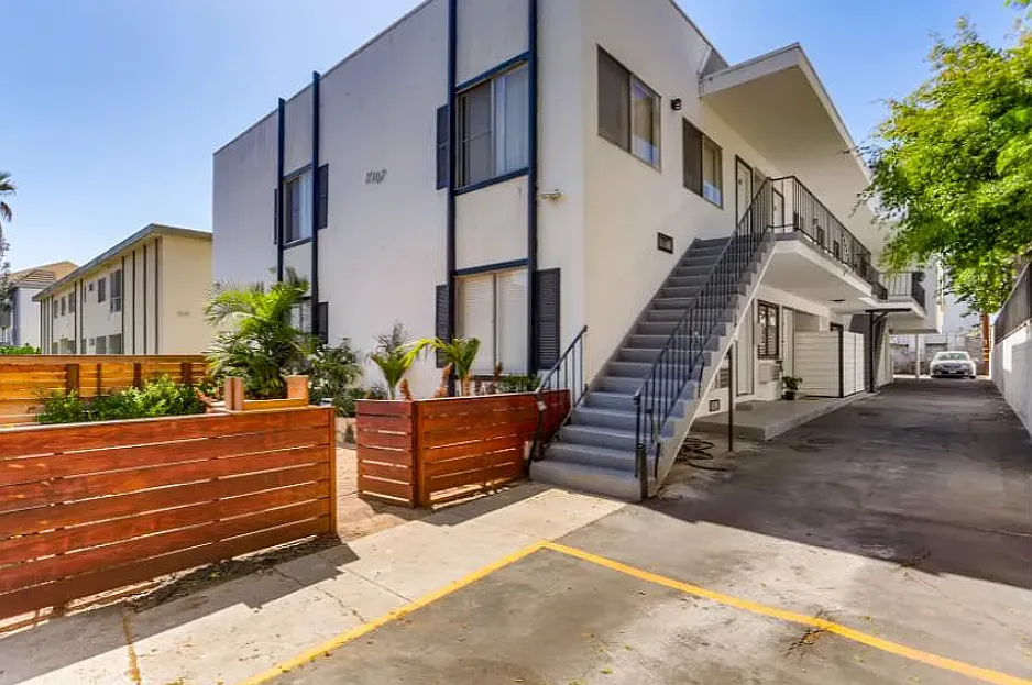 11807 Courtleigh Dr — Photo 1