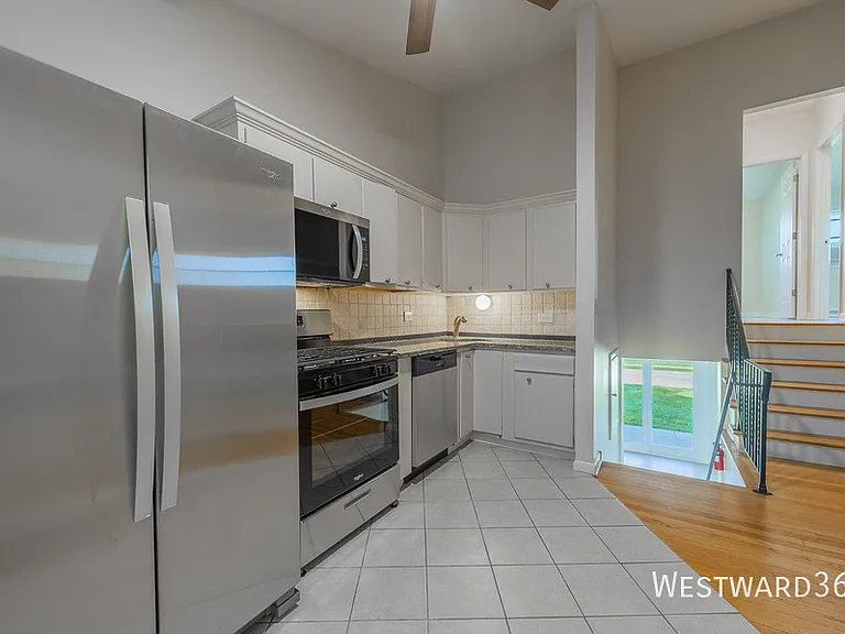 325 E Lake St — Photo 4