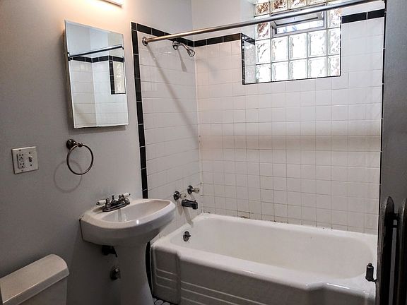 4th image of 709 W Cornelia Ave APT 2