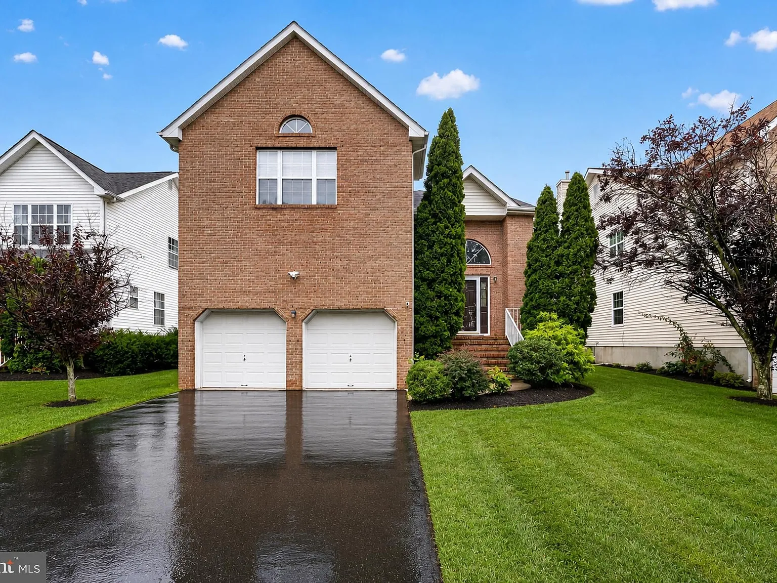 4 bed, 2.5 bath, 2300 sqft, $4,200 — Photo 2