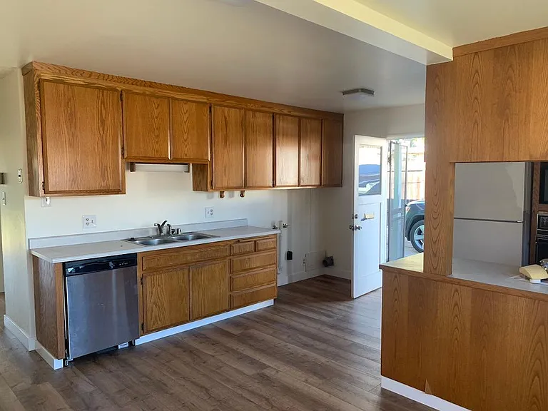 1465 Thomas Dr — Photo 4