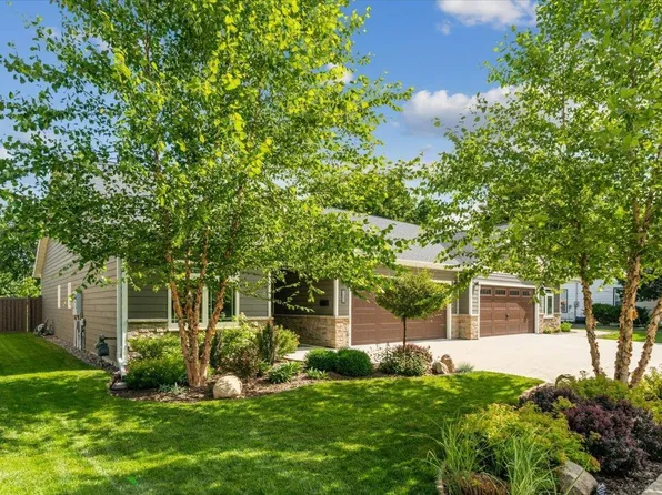 702 5th Ave, Decorah, IA 52101