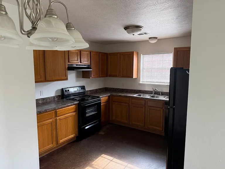 415-417 Middle Rd — Photo 3