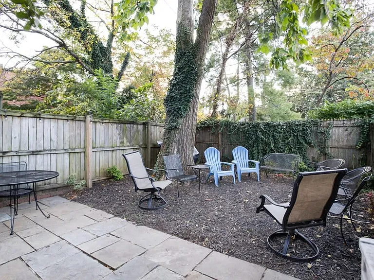 409 D St SE #B — Photo 9