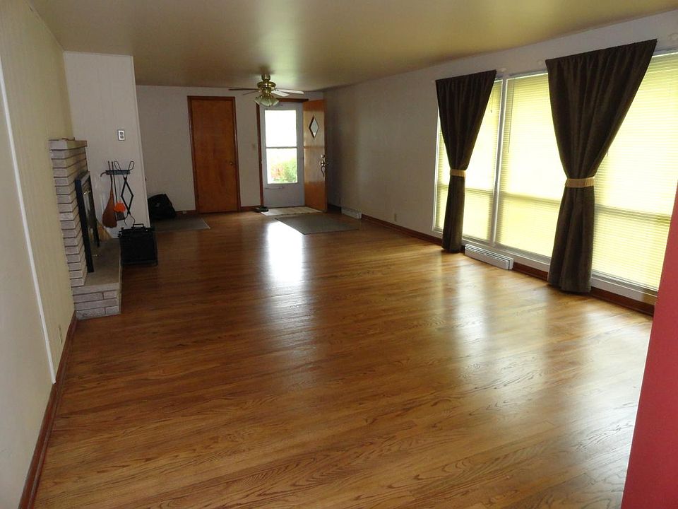 Entry/Living room