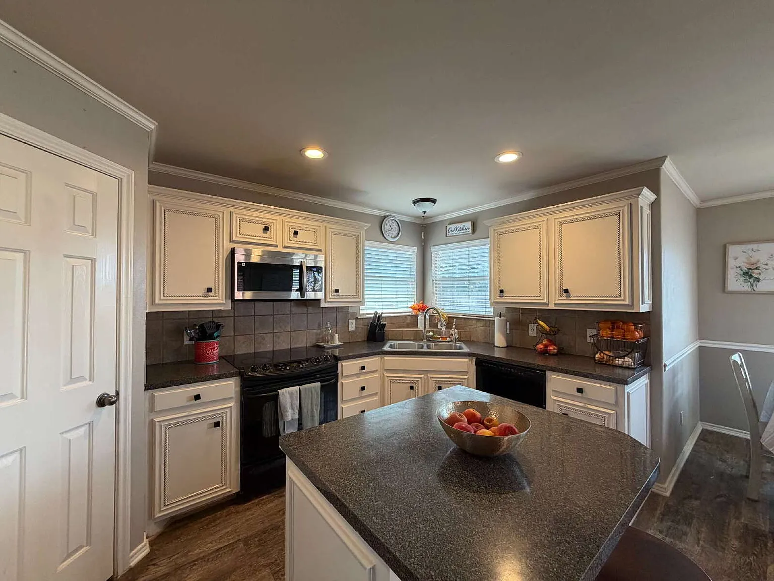 4 bed, 2.0 bath, 1845 sqft, $2,200 — Photo 4