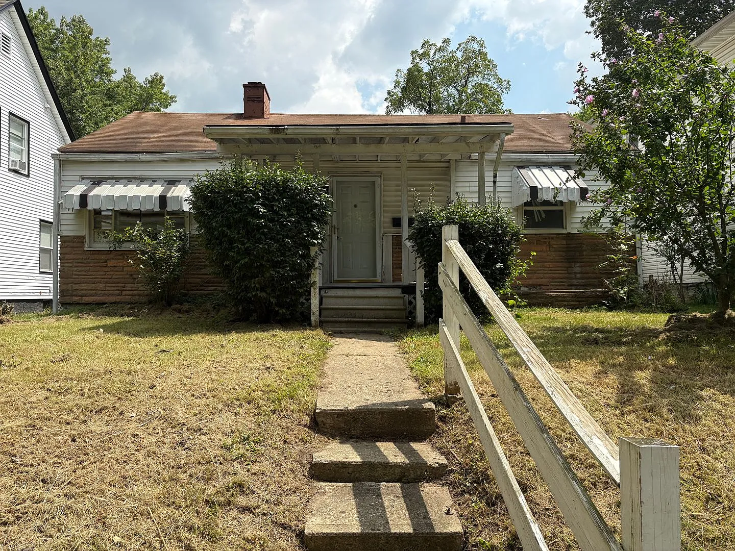 136 N Ogden Ave photo 1
