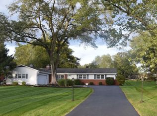 319 Canterbury Ln, Inverness, IL 60010