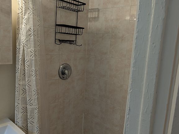 4th image of 4421 N Broadway St APT 11