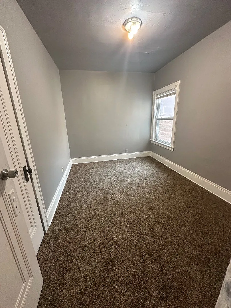 Renovated 2 Bedroom Apartment with Classic Character & Spacious Layout — Photo 4