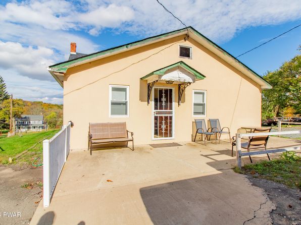 69 E Sterling Rd, Newfoundland, PA 18445