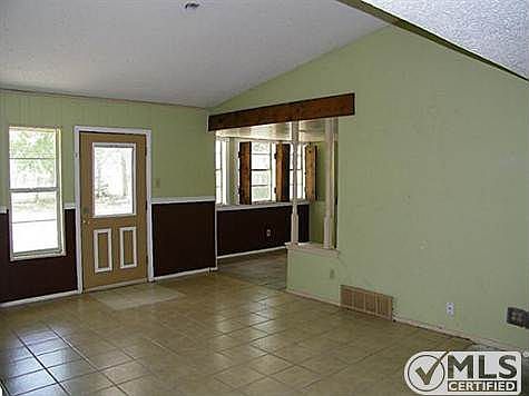 4th image of 905 Willow Cir S
