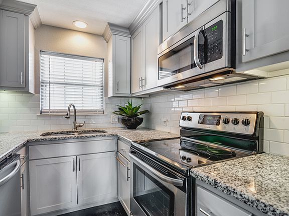 3rd image of 4303 Buena Vista St APT 304