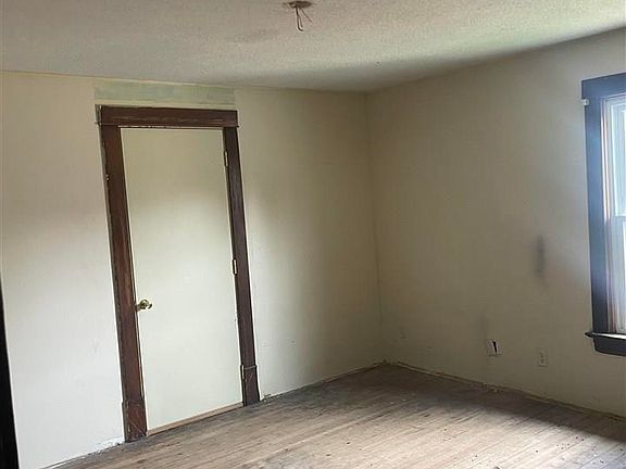 4th image of 503 W 1st St