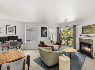 1537 Charles St #202, Vancouver, BC V5L 2T2